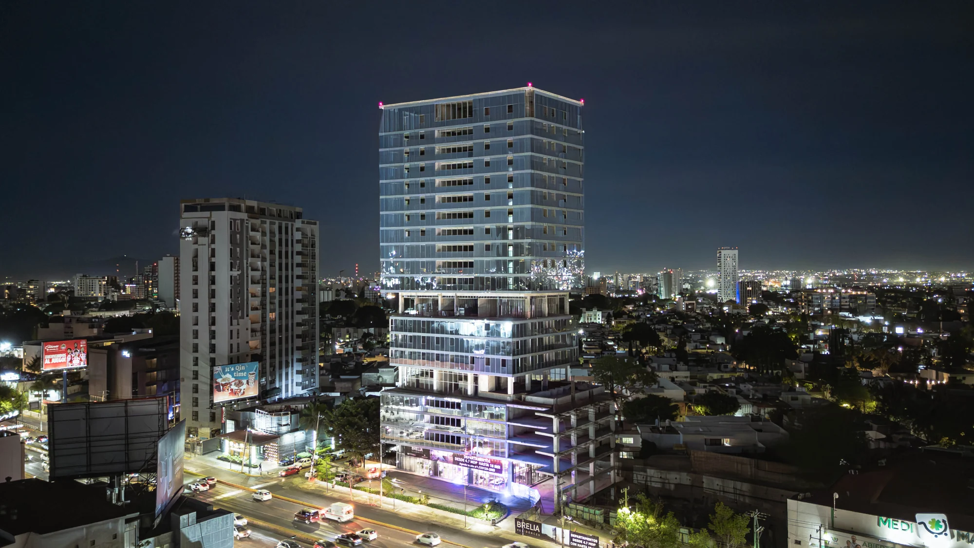 Torre Brelia Residences iluminada de noche, Jardines del Bosque, Guadalajara